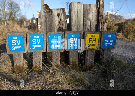 Schleuse Ventil Wasser Zähler und Hydranten Zugang Marker Beiträge Grafschaft Sligo Irland Stockfoto