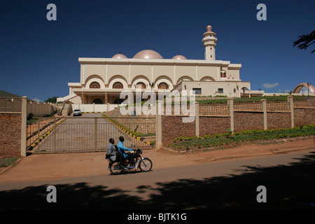 Motorradfahrer fährt vorbei Oberst Gaddafi Moschee. Kampala. Uganda. Afrika Stockfoto