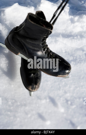 Altes Paar schwarze Eiskunstlaufschlittschuhe Stockfoto