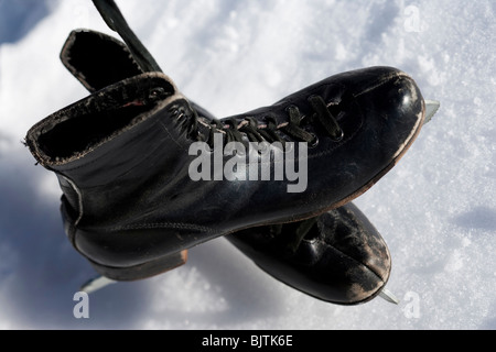 Altes Paar schwarze Eiskunstlaufschlittschuhe Stockfoto