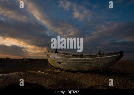 Eine verlassene Fischerboot an der Küste von Kent bei Sonnenuntergang Stockfoto