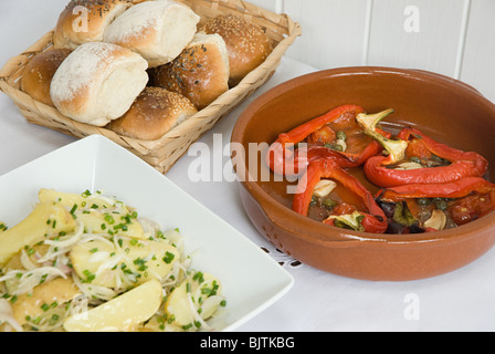 Kartoffeln und braten Pfeffer Gerichte mit Brötchen Stockfoto