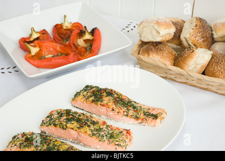 Pochiertes Lachsfilet mit gerösteten Paprika und Brötchen Stockfoto