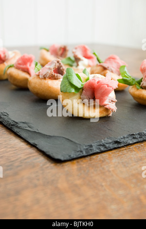 Miniatur-Roastbeef und Yorkshire Pudding Kanapees Stockfoto