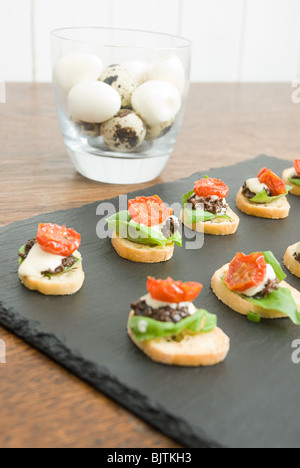 Bruschetta mit Wachteln Eiern Stockfoto