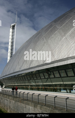 Stadt in Glasgow, Schottland. Nahaufnahme des Science Centre mit dem Glasgow Tower und im Hintergrund. Stockfoto