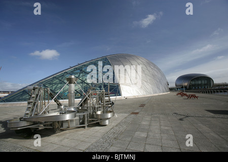 Stadt in Glasgow, Schottland. Breiter seitlicher Blick auf das Science Center mit IMAX-Kino im Hintergrund. Stockfoto