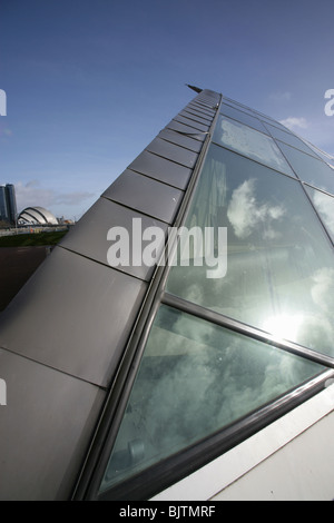 Stadt in Glasgow, Schottland. Breiter seitlicher Blick auf das Wissenschaftszentrum mit dem SECC im fernen Hintergrund hautnah. Stockfoto