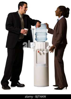 Geschäftsleute im Gespräch am Wasserkühler Stockfoto