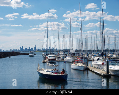 YACHT MARINA IM NAHEN BRIGHTON IN DER NÄHE VON MELBOURNE VICTORIA AUSTRALIEN VERLASSEN Stockfoto