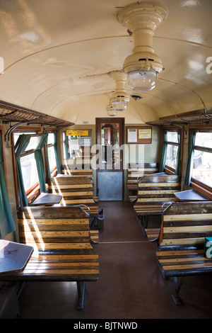 Innenraum von einem alten Eisenbahnwagon mit Holzbänken Stockfoto