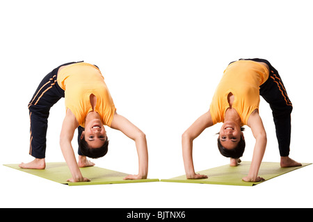 Schwestern beim yoga Stockfoto