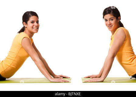 Schwestern beim yoga Stockfoto