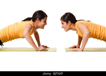 Schwestern beim yoga Stockfoto