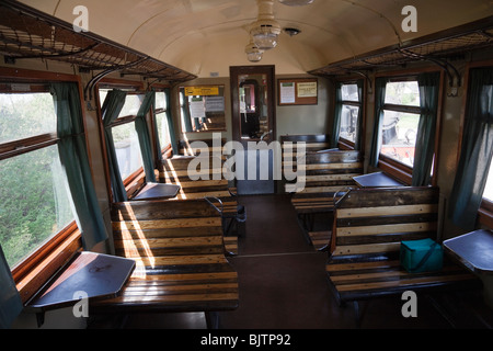 Innenraum von einem alten Eisenbahnwagon mit Holzbänken Stockfoto