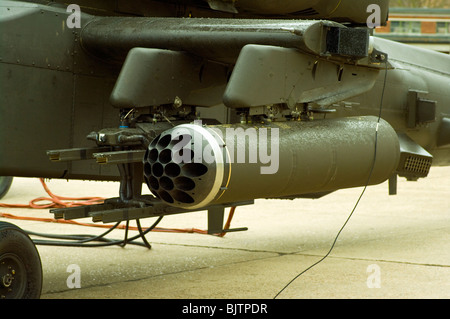 Hellfire-Rakete Träger und CR7 Rocket Pod von einem britischen Armee Westland Angriff Hubschrauber MK1 WAH-64 Apache Longbow Stockfoto