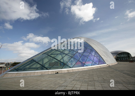 Stadt in Glasgow, Schottland. Weit abgewinkelt nahe Ansicht von Science Center mit IMAX-Kino im Hintergrund. Stockfoto