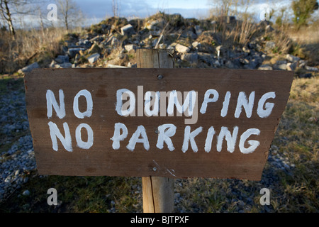 aus Holz handbemalt, kein dumping kein Parkplatz Zeichen im County Sligo Republik von Irland Stockfoto