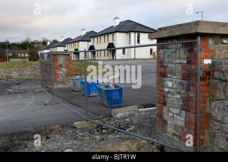 Leere gebaut unverkauften starter Wohnungen Häuser in einer neuen Wohnsiedlung in manorhamilton früher ein Geist Immobilien in der Krise in Republik von Irland Stockfoto