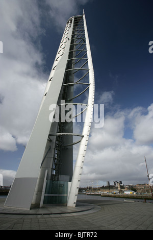 Stadt in Glasgow, Schottland. Nahaufnahme des Turms mit der Großsegler im Hafen von Glasgow Glasgow im Hintergrund. Stockfoto