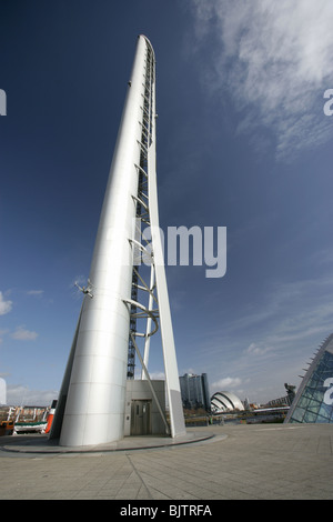 Stadt in Glasgow, Schottland. Weiten Winkel nahe Ansicht des Turms Glasgow SECC im fernen Hintergrund. Stockfoto