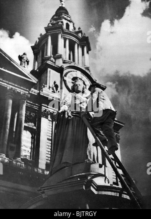 Reinigung die Statue von Queen Anne als Teil der Silbernen Jubiläum feiern König George V, 1935. Artist: Unbekannt Stockfoto