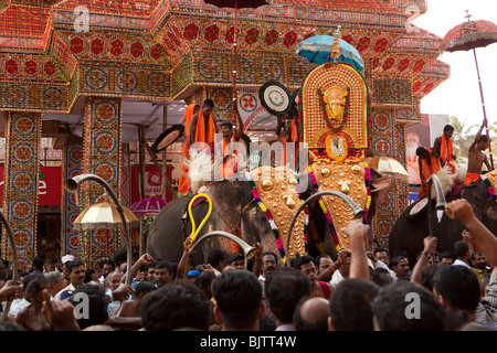 Indien, Kerala, Koorkancherry Sree Maheswaras Tempel, Thaipooya Mahotsavam Festival, geschmückten Tempel Elefanten in der Abenddämmerung Stockfoto