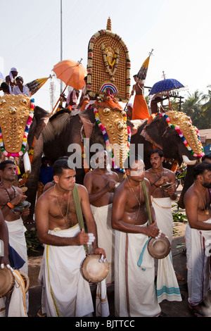 Indien, Kerala, Koorkancherry Sree Maheswaras Tempel, Thaipooya Mahotsavam Festival Musiker mit geschmückten Tempel Elefanten Stockfoto