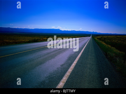 Gerade Straße durch die Landschaft Stockfoto