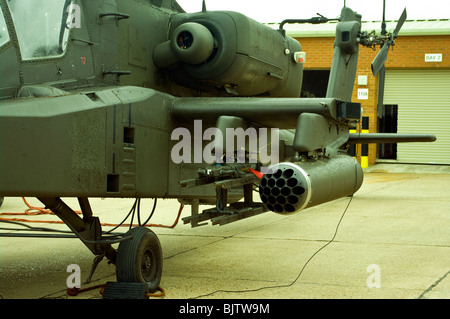 Hellfire-Rakete Träger und CR7 Rocket Pod von einem britischen Armee Westland Angriff Hubschrauber MK1 WAH-64 Apache Longbow Stockfoto