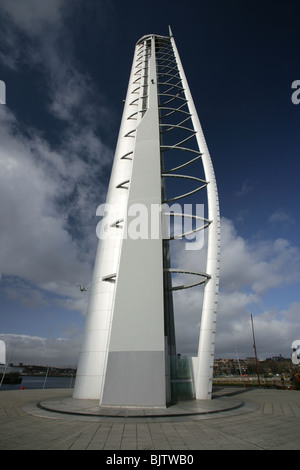 Stadt in Glasgow, Schottland. Weit abgewinkelten Nahaufnahme des Glasgow Tower mit den River Clyde im Hintergrund. Stockfoto