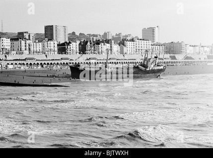 Athina B, eine griechische Frachtschiff, die im Jahr 1980 auf Brighton Beach geerdet wurde, nach einer Kollision mit dem Palace Pier im Dunkeln. Stockfoto