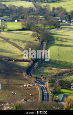 Schmale kurvenreiche Straße, in der Nähe von Dursley, Cotswolds, Gloucestershire, UK Stockfoto