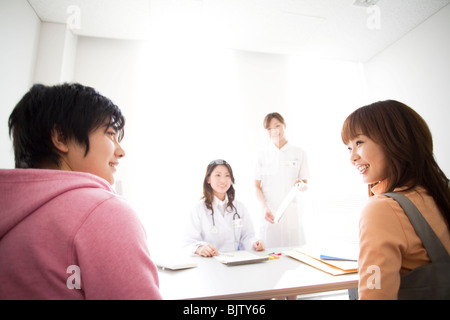 Arzt und Krankenschwester Beratung mit ein paar Stockfoto