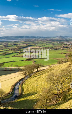 Blick auf Cam, Dursley, Coaley und Berkeley in den Severn Vale aus Coaley Peak, Cotswolds, Glucestershire, UK Stockfoto