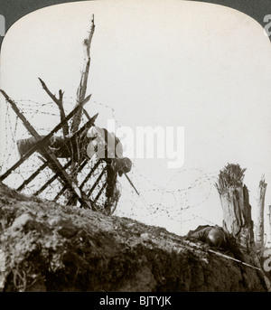 Tote deutsche Soldaten auf den Draht nach einer Nacht, Raid, Givenchy, Frankreich, Weltkrieg I, 1914-1918. Artist: Realistische Reisen Verlage Stockfoto