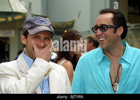 CHRISTIAN SLATER NICOLAS CAGE JOHN WOO HANDABDRÜCKE Zeremonie Manns CHINESE THEATRE HOLLYWOOD LOS AGELES USA 21. Mai 2002 Stockfoto