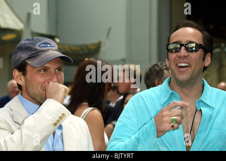 CHRISTIAN SLATER NICOLAS CAGE JOHN WOO HANDABDRÜCKE Zeremonie Manns CHINESE THEATRE HOLLYWOOD LOS AGELES USA 21. Mai 2002 Stockfoto