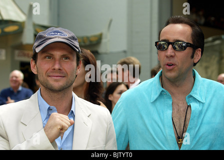 CHRISTIAN SLATER NICOLAS CAGE JOHN WOO HANDABDRÜCKE Zeremonie Manns CHINESE THEATRE HOLLYWOOD LOS AGELES USA 21. Mai 2002 Stockfoto