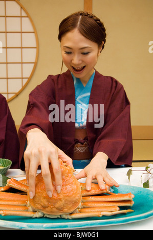 Frau in yukatas essen Fisch und Meeresfrüchte Stockfoto