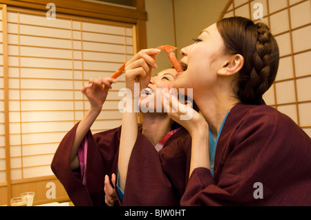 Frauen in yukatas essen Fisch und Meeresfrüchte Stockfoto