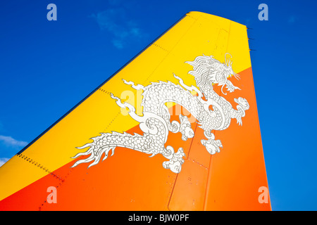 Druk Air Flugzeug Heck zeigt die Landesflagge und seine Donnerdrachens, Bhutan Stockfoto