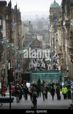 Stadt in Glasgow, Schottland. Lange Sicht auf Käufer und Pendler Transit einer belebten Buchanan Straße an einem kalten, grauen Tag. Stockfoto