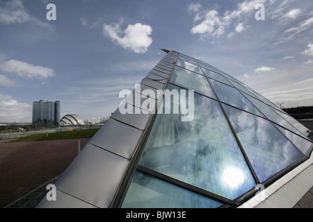 Stadt in Glasgow, Schottland. Breiter seitlicher Blick auf das Wissenschaftszentrum mit dem SECC im fernen Hintergrund hautnah. Stockfoto