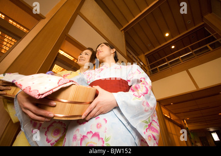 Zwei Frauen, Yukata und Holding spa Produkte im Health Spa Stockfoto
