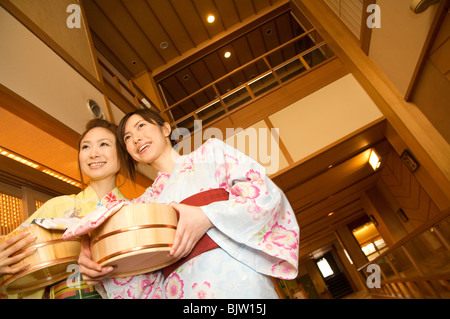Zwei Frauen, Yukata und Holding spa Produkte im Health Spa Stockfoto