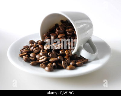 Kaffeetassen und Kaffeebohnen Stockfoto