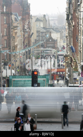 Stadt in Glasgow, Schottland. Lange Sicht auf Käufer und Pendler Transit einer belebten Buchanan Straße an einem kalten, grauen Tag. Stockfoto