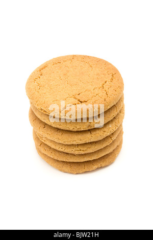 Turm der Ginger Snap Kekse aus niedrigen Sicht auf weißen Hintergrund isoliert. Stockfoto