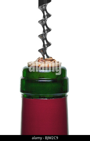 Nahaufnahme von einer Flasche Rotwein mit dem Korken herausziehen. Stockfoto